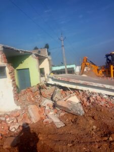 Dismantling works at Ch 613+150 LHS Hospital