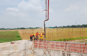 587+147 (cos) A2 LHS box culvert retaining wall 3rd lift concrete pouring work in progress