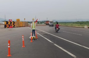 ROAD DELINATORS FIXING IN PROGRESS FOR DIVERSION AT Ch.622+650