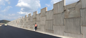 RE WALL ERECTION IN PROGRESS AT Ch.622+300 LHS (Court Case Stretch)